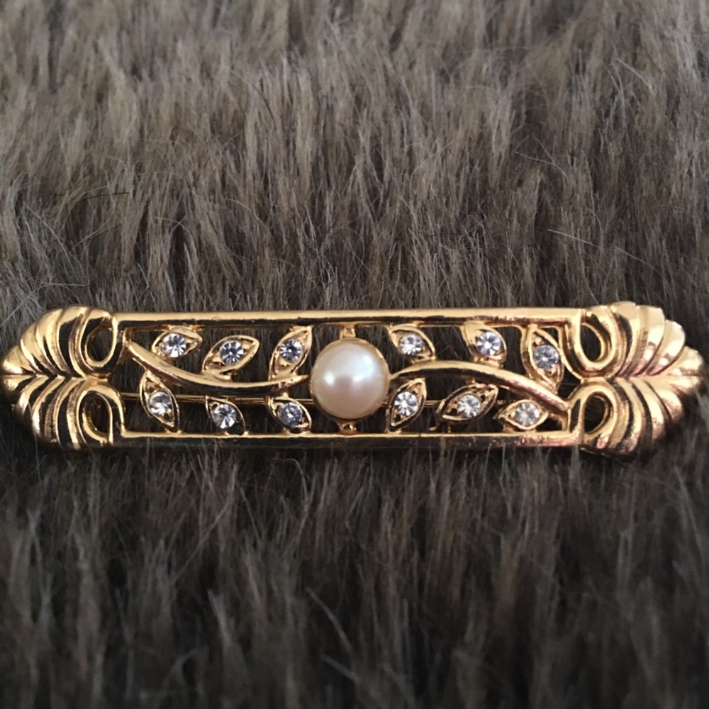 Vintage 80s gold rhinestone pearl collar pin